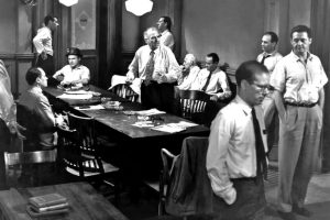 Un clásico imprescindible que se puede ver junto a una de las grandes últimas películas de Clint Eastwood. Hoy en TV: ‘Doce hombres sin piedad’