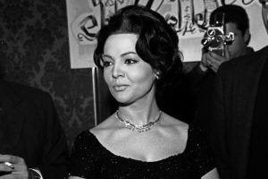 'Super Sara' es un documental estupendo sobre una de las grandes divas españolas. Creo que rescata la verdad tras una leyenda que se abrió paso y triunfó en Hollywood