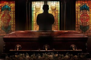 Pompas fúnebres y una herencia mal gestionada. Así es 'La funeraria', el true crime de Max que funciona como un noir de los años 80