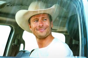 El primer papel de Glen Powell fue en un 'Supervivientes' infantil. "Enviaban a los niños a México y los enfrentaban entre sí"