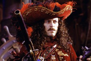 "Fue una catástrofe". Jason Isaacs cree que 'Peter Pan' es una obra maestra, aunque admite que casi le hundió la carrera para siempre