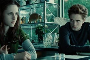 La saga 'Crepúsculo' es carne de memes y también una cápsula del tiempo. Este detalle de la cafetería me lleva a pensar que se quedó anclada en la Guerra Fría