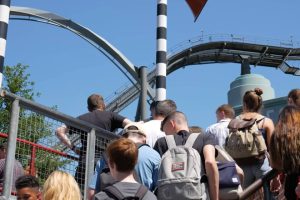 Las colas son uno de los ingredientes secretos de los parques temáticos. Un estudio psicológico reveló que los visitantes prefieren esperarlas