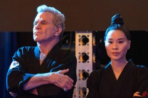 "Estaba siendo juguetón". El gran villano de 'Cobra Kai' se disculpa por morder a una de sus compañeras de reparto