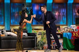 Becky G pone nervioso a David Broncano al darle la vuelta a sus preguntas habituales en 'La revuelta'. "¿Quieres saber por qué?"