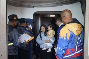 Arribaron nuevos connacionales desde EEUU entre ellos alias “El Fresa”