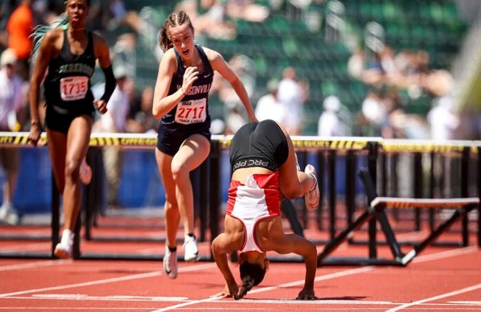 Tuvo Accidente en la última valla y ganó con volteretas: el impresionante triunfo de atleta-gimnasta