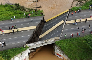 Reanudan el paso vehicular en la Autopista José Antonio Páez de Portuguesa tras colapso del puente