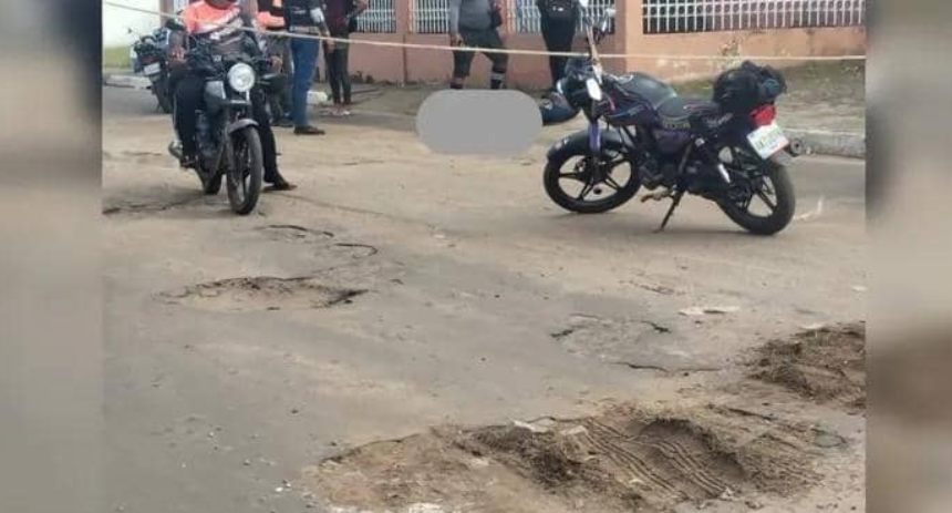 Personas habían atravesado un mecate en la vía para pedir colaboraciones