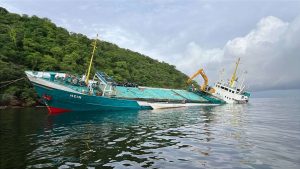 Carguero guyanés encalla al sur de la Isla de Monos y derrama petróleo