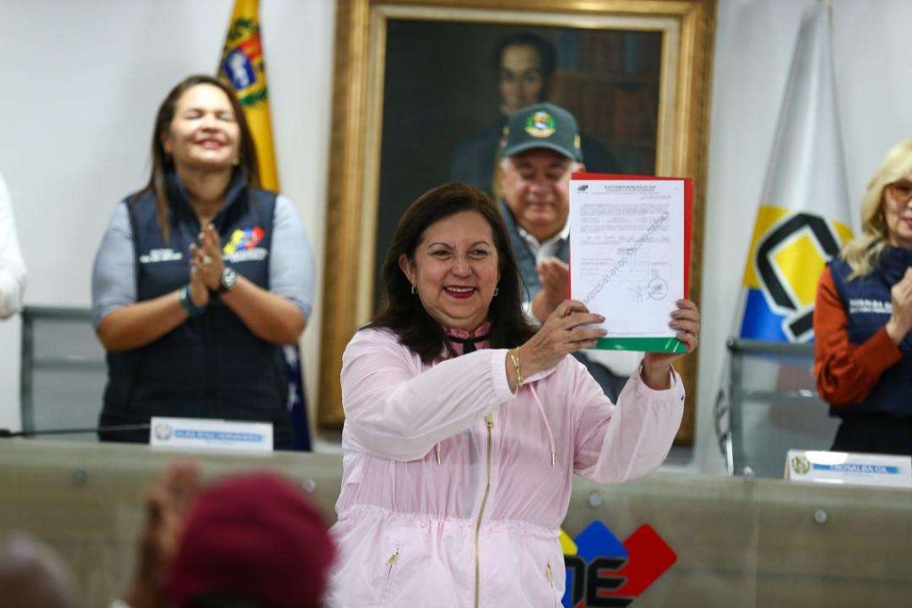 Carmen Meléndez inscribe candidatura ante el CNE para la reelección