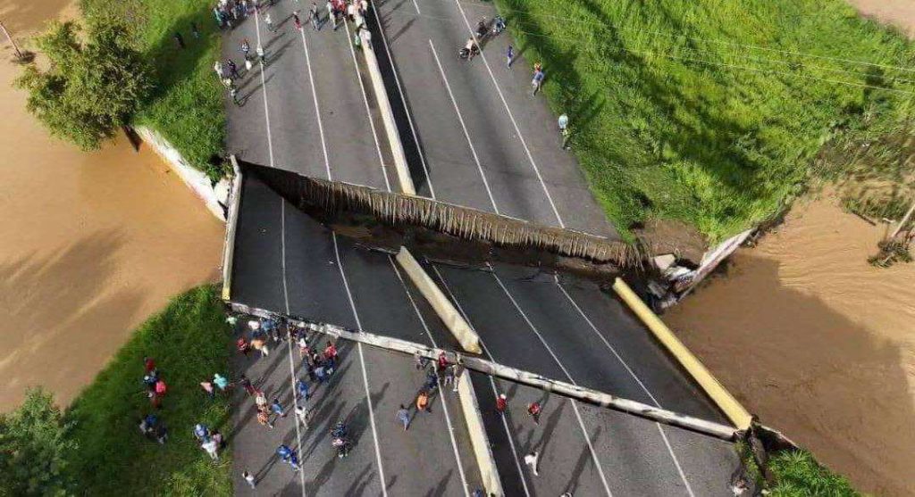 Colapsó puente en la autopista José Antonio Páez