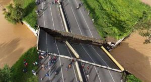 Colapsó puente en la autopista José Antonio Páez 