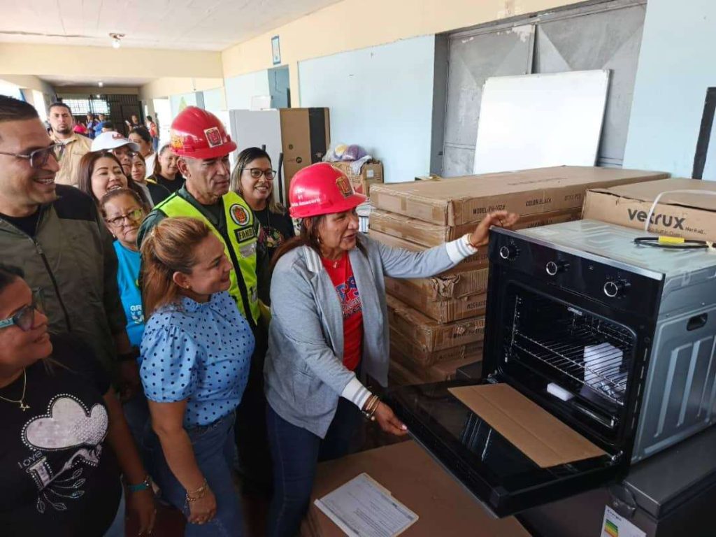 Comenzó la dotación de instituciones educativas en Delta Amacuro