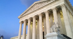 Corte Suprema de EEUU le permite a Donald Trump reanudar deportaciones a terceros países