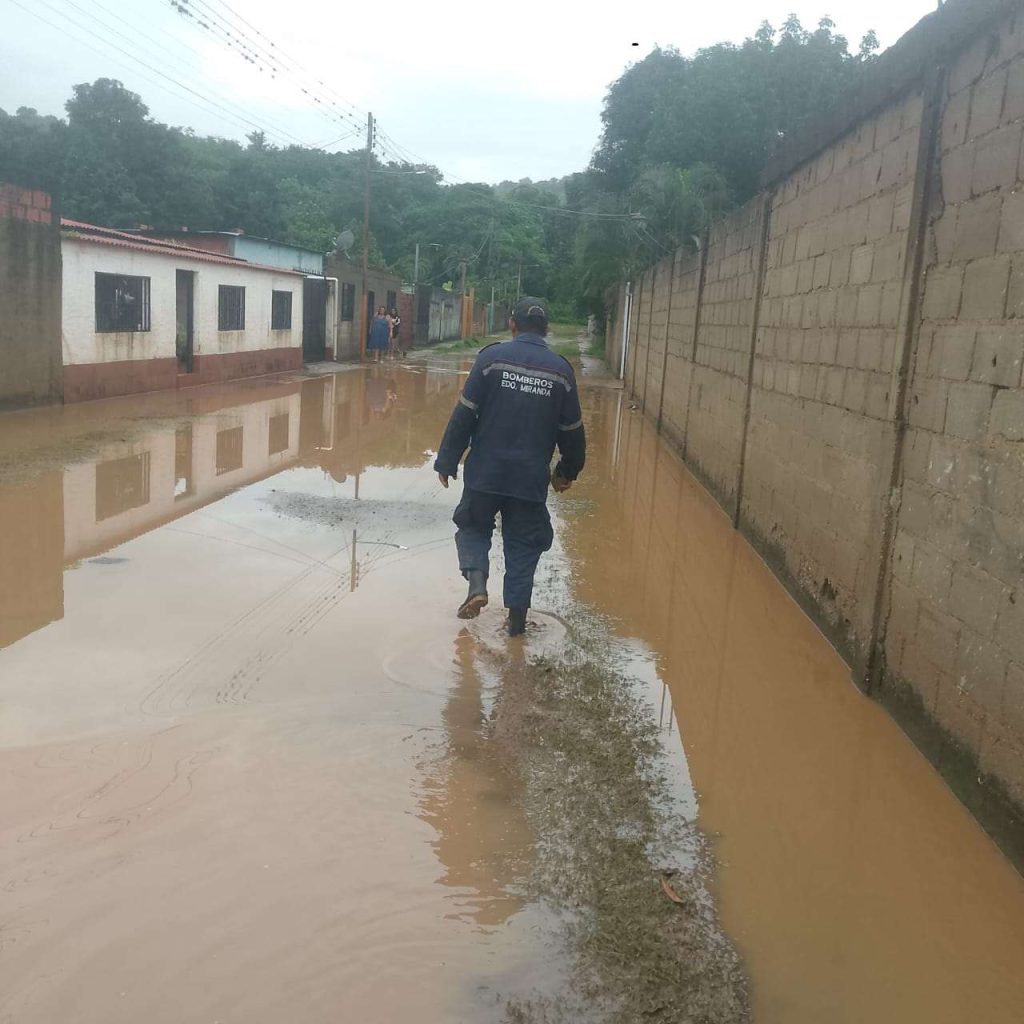 Desbordamientos e inundaciones dejan calles y viviendas afectadas en el Tuy