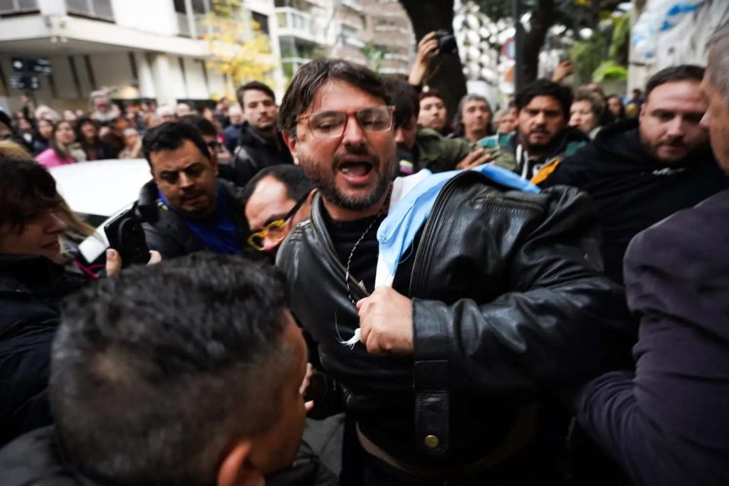 Detienen a dirigente Juan Grabois por medida de cierre de centros históricos en Argentina