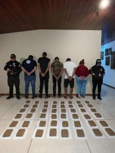 Detuvieron a seis personas con 70 panelas de drogas