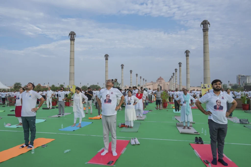 "El yoga nos lleva en un viaje hacia la unidad con el mundo", conmemoran Día Internacional del Yoga