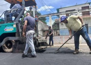 Ejecutan plan de asfaltado en el sector Alí Primera de Cagua