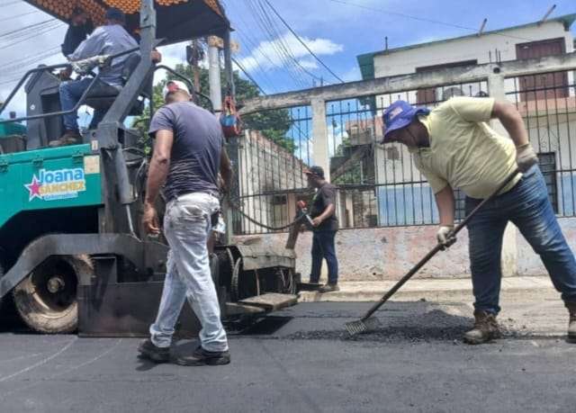Ejecutan plan de asfaltado en el sector Alí Primera de Cagua