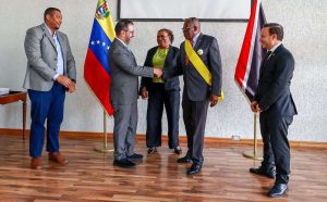 Embajador trinitario es condecorado al culminar misión diplomática en Venezuela