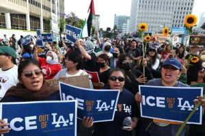Enfrentamientos entre activistas y policías tras redadas contra migrantes en Los Ángeles