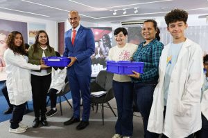 Entregan 1.985 kits de laboratorio en escuelas
