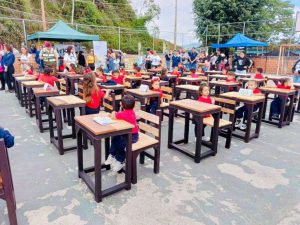 Entregaron mobiliario escolar fabricado con plástico reciclado