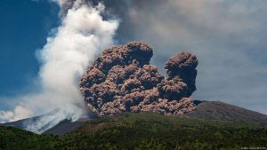 Grupo de turistas corren por sus vidas ante erupción del volcán Etna