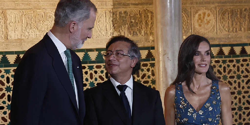 Gustavo Petro intentó romper el protocolo e intentar saludar con un beso a la Reina Letizia