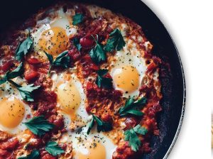 Huevos horneados en tomate - Últimas Noticias