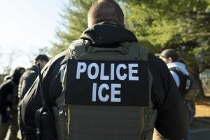 ICE arrestó a 2 mil 200 migrantes que fueron citados a sus oficinas