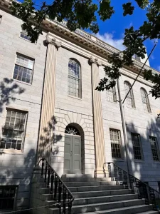 Jueza bloquea orden de Trump contra estudiantes extranjeros de Harvard