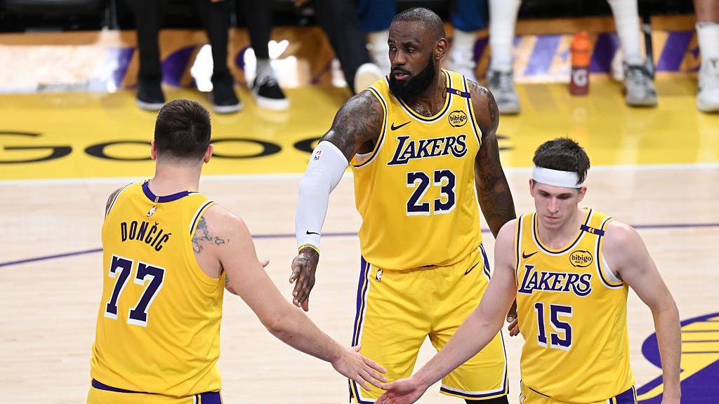 Familia Buss vende participación mayoritaria de los Lakers por 10.000 millones a Mark Walter