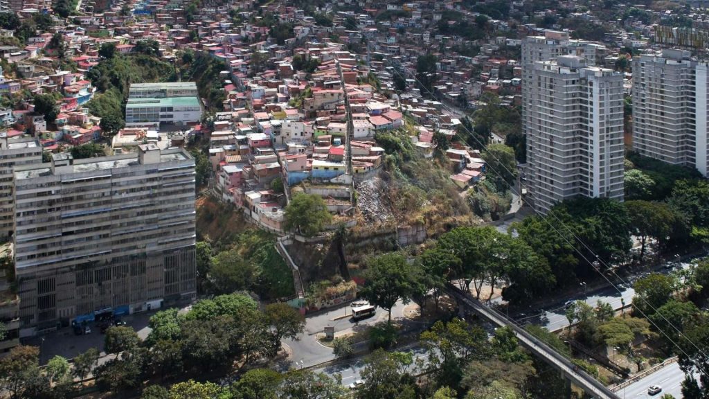 Lo denuncian tras ignorar reclamos de su vecino por filtraciones