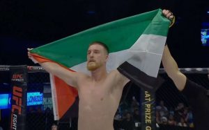 Luchador irlandés celebra su triunfo al grito ¡Palestina libre!