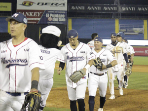 Marineros se sostiene en la cima al noquear a Samanes