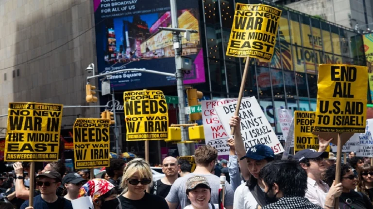 Masivas protestas sacuden EEUU contra bombardeos a Irán