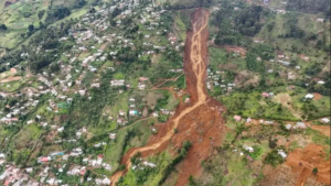 deslizamiento de tierra deja 10 muertos y 15 desaparecidos