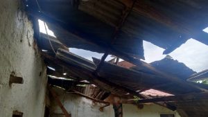 Fuerte tormenta destruyó los techos de varias viviendas