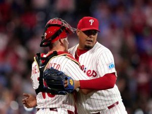 Phillies ponen en asignación a Carlos Hernández