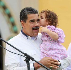 Presidente Maduro envía saludo a los padres en su día