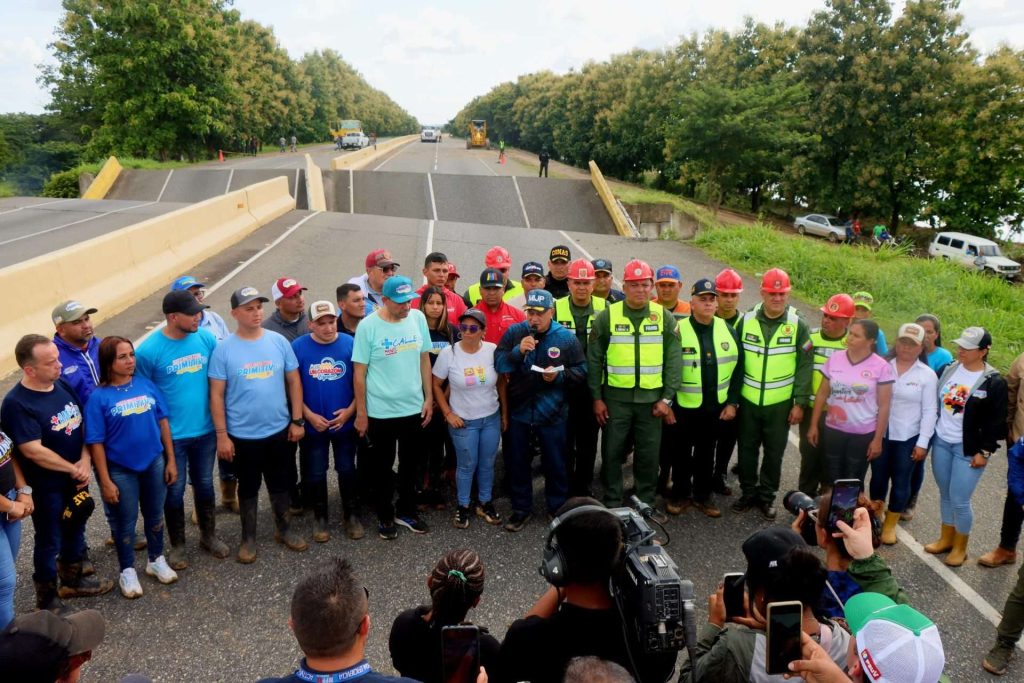 Reconstruirán paso por autopista José Antonio Páez tras colapso de puente