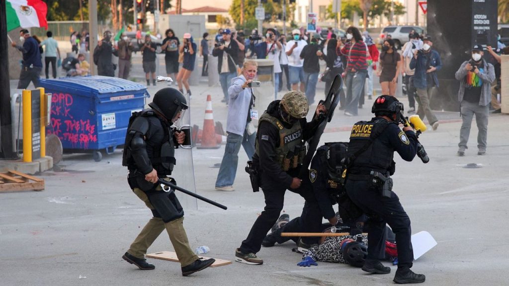 Las redadas antiinmigración dejan 44 detenidos y choques entre la policía y manifestantes en Los Ángeles