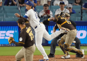 Suspendieron al venezolano Robert Suárez tres juegos por pelotazo a Shohei Ohtani
