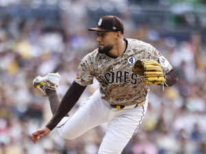 Robert Suárez dominante en la novena ante Piratas