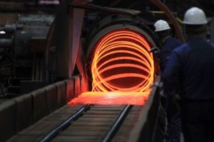 EE.UU. estima duplicar aranceles al acero y aluminio entre dudas sobre la negociación