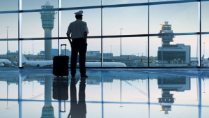 Un hombre se hizo pasar por auxiliar de vuelo y utilizó el servicio gratis por seis años