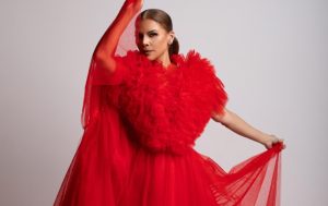 una versión vibrante y tropical del clásico de Raphael